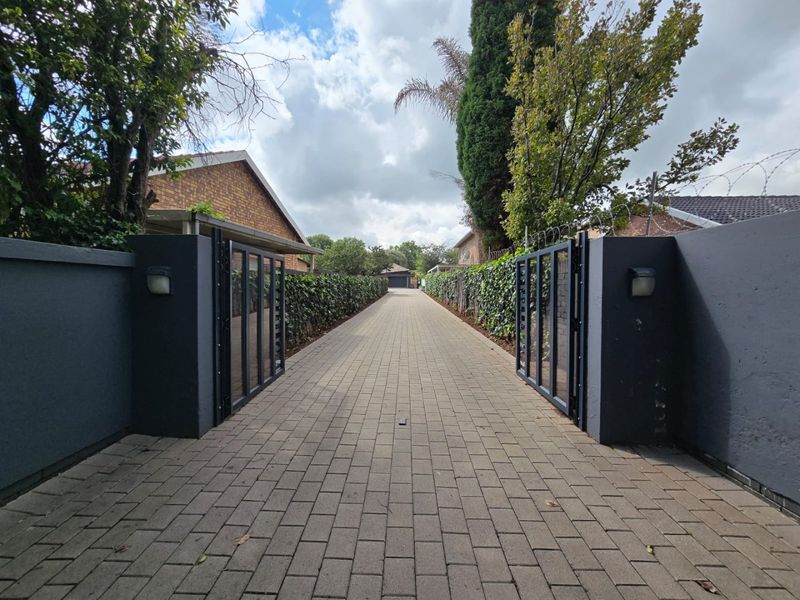 Stunning 3-Bedroom Family Home with Pool, Double Garage, and Backup Power – Ideal for Upscale Living - Photo 8