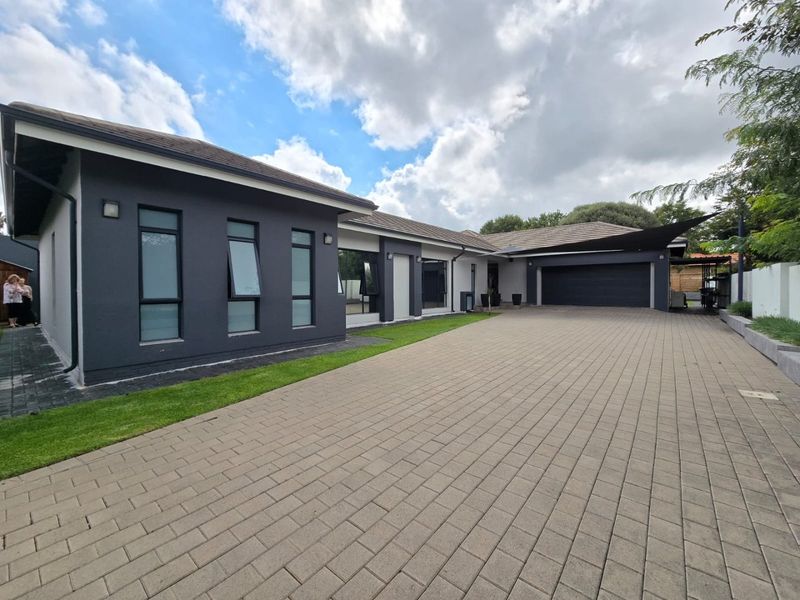 Stunning 3-Bedroom Family Home with Pool, Double Garage, and Backup Power – Ideal for Upscale Living - Photo 6