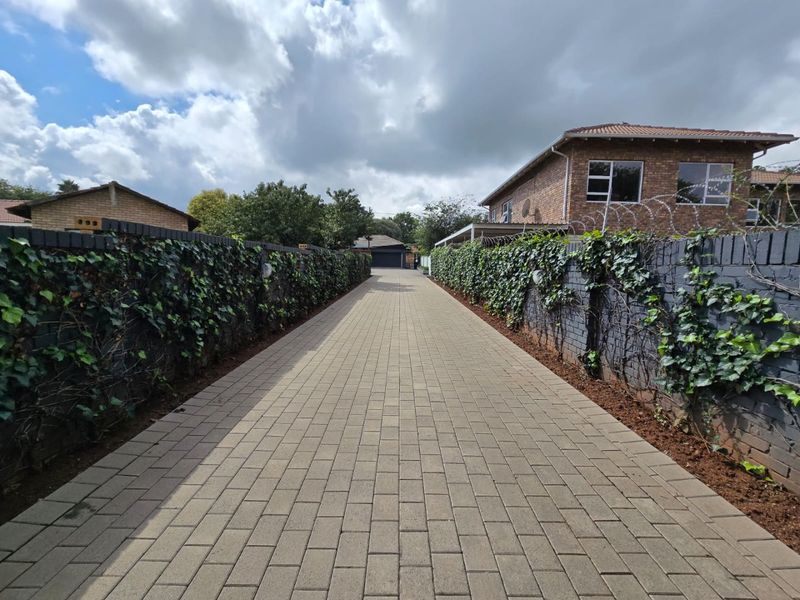 Stunning 3-Bedroom Family Home with Pool, Double Garage, and Backup Power – Ideal for Upscale Living - Photo 7