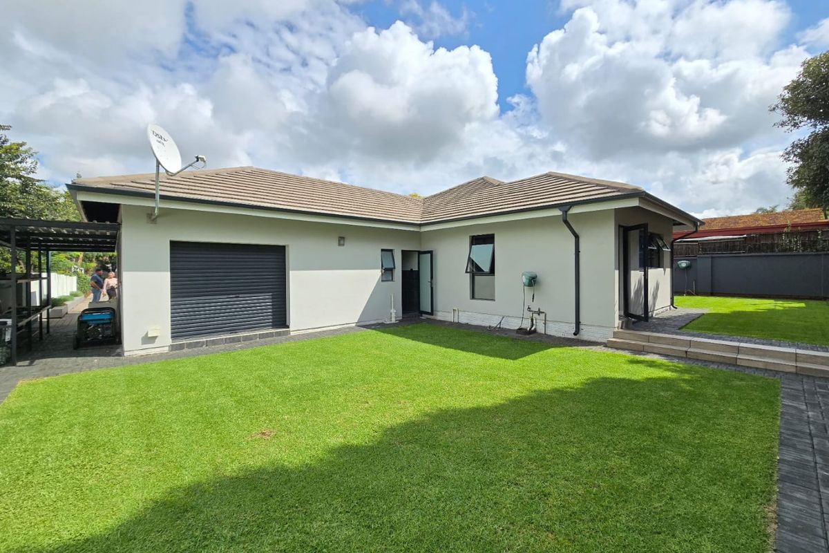 Stunning 3-Bedroom Family Home with Pool, Double Garage, and Backup Power – Ideal for Upscale Living - Photo 5