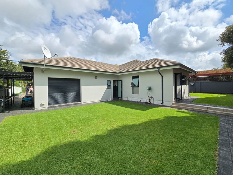 Stunning 3-Bedroom Family Home with Pool, Double Garage, and Backup Power – Ideal for Upscale Living - Photo 5