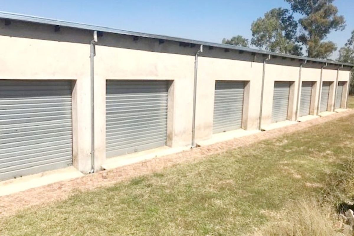 RENTAL INCOME- 6 Houses - 2 Chicken coops - 18 Storage units - Electric fence - Cattle kraal - Photo 2