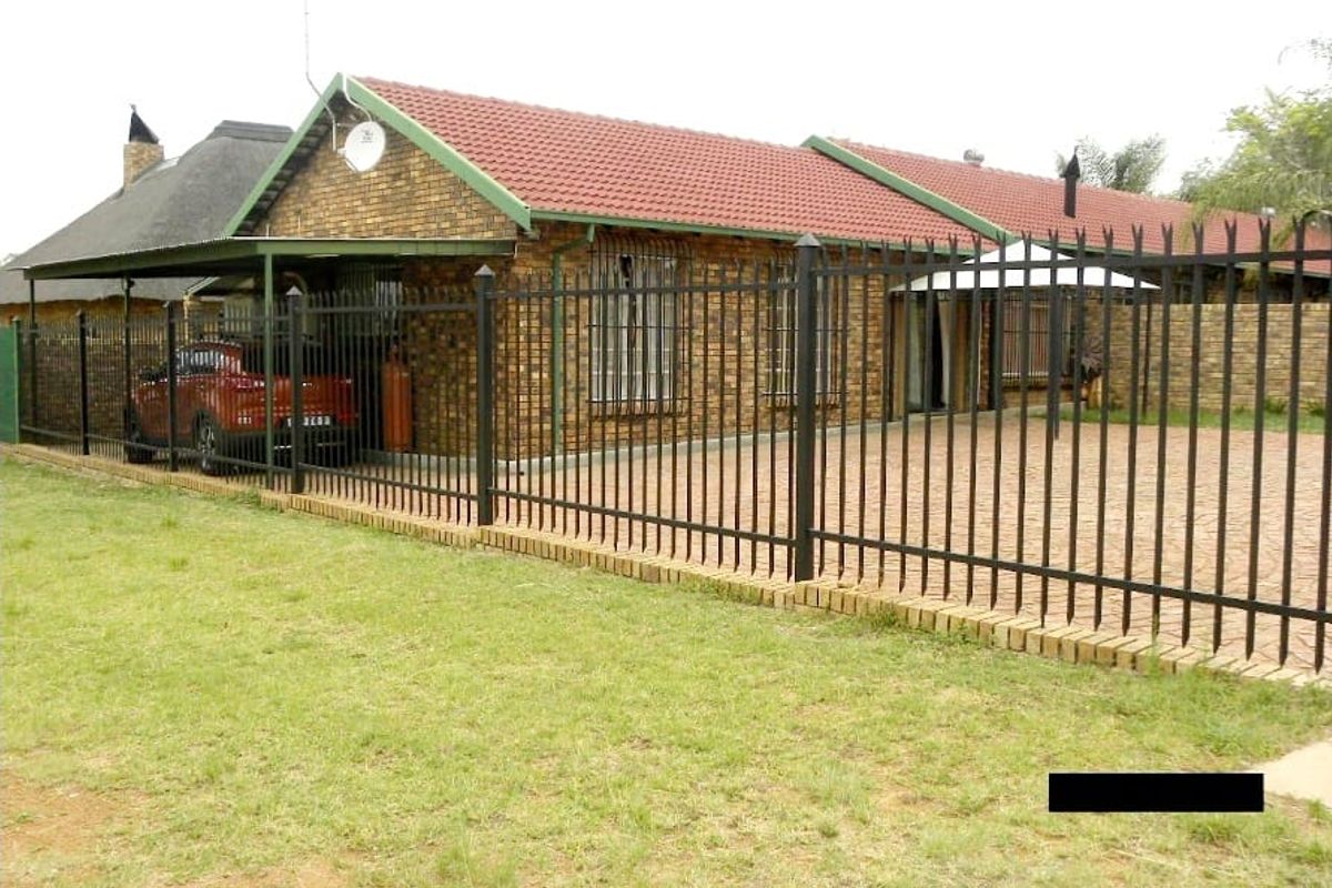 RENTAL INCOME- 6 Houses - 2 Chicken coops - 18 Storage units - Electric fence - Cattle kraal - Photo 4