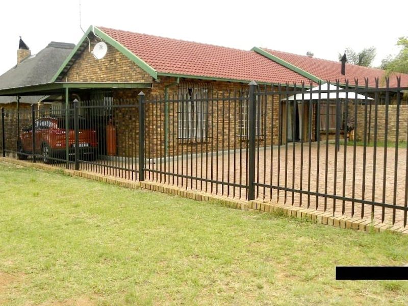 RENTAL INCOME- 6 Houses - 2 Chicken coops - 18 Storage units - Electric fence - Cattle kraal - Photo 4