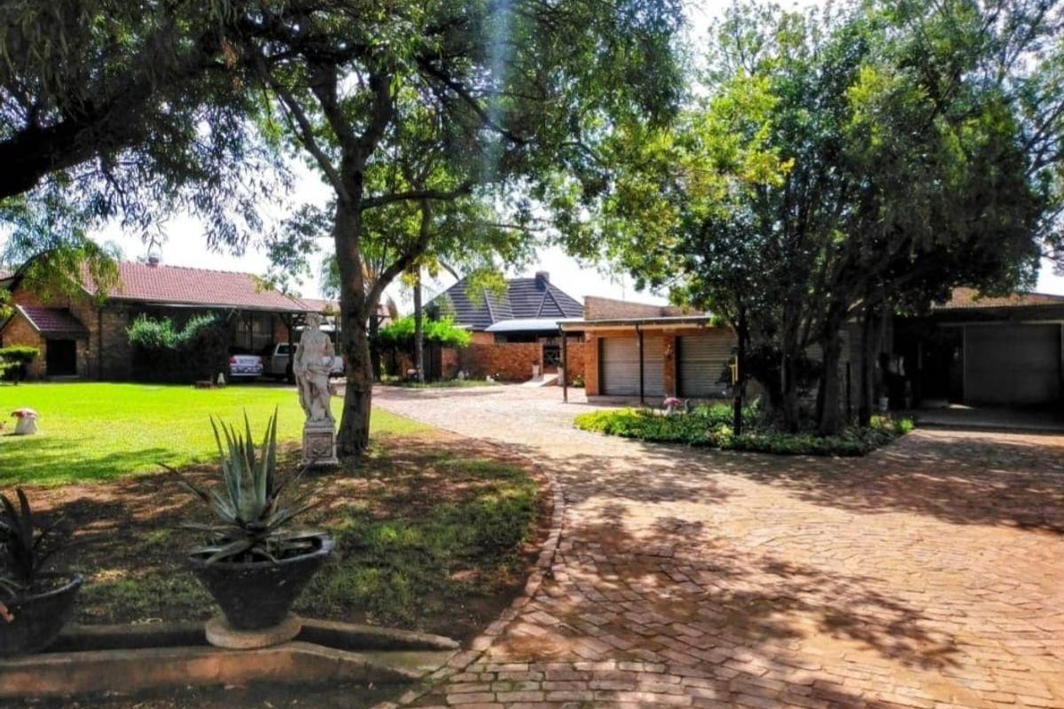RENTAL INCOME- 6 Houses - 2 Chicken coops - 18 Storage units - Electric fence - Cattle kraal - Photo 3