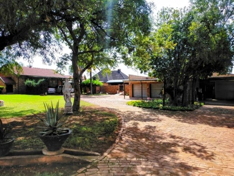 RENTAL INCOME- 6 Houses - 2 Chicken coops - 18 Storage units - Electric fence - Cattle kraal - Photo 3