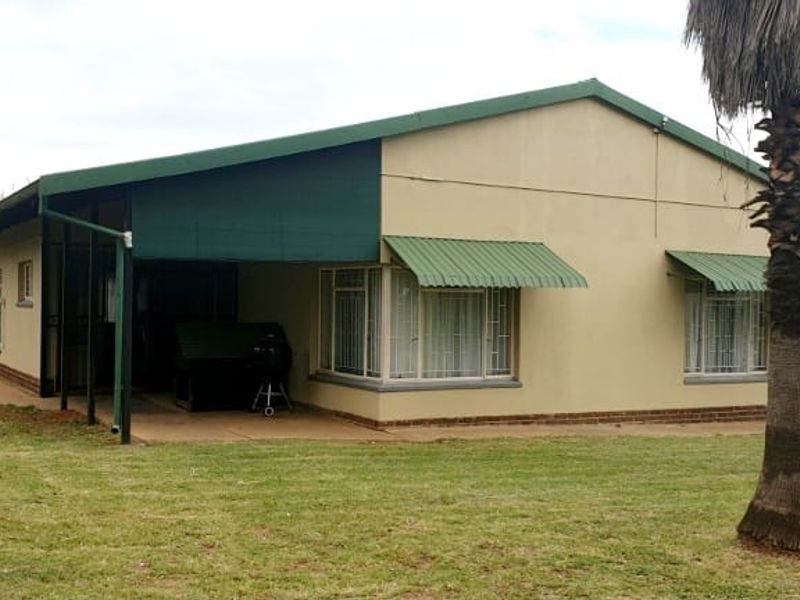 RENTAL INCOME- 6 Houses - 2 Chicken coops - 18 Storage units - Electric fence - Cattle kraal - Photo 9