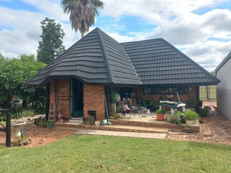 RENTAL INCOME- 6 Houses - 2 Chicken coops - 18 Storage units - Electric fence - Cattle kraal - Photo 8