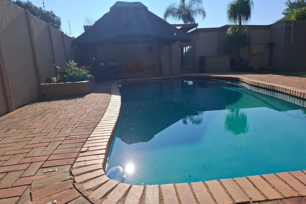 Pristine 4 Bedroom House in Sinoville - Photo 3