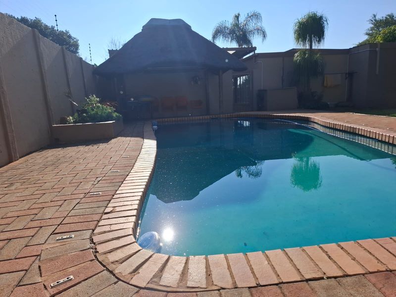 Pristine 4 Bedroom House in Sinoville - Photo 3
