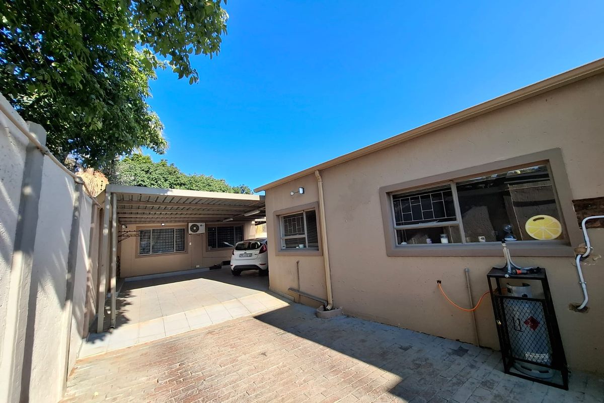 Pristine 4 Bedroom House in Sinoville - Photo 4
