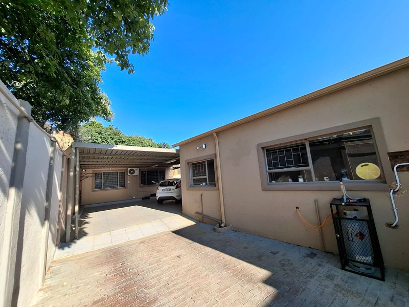 Pristine 4 Bedroom House in Sinoville - Photo 4