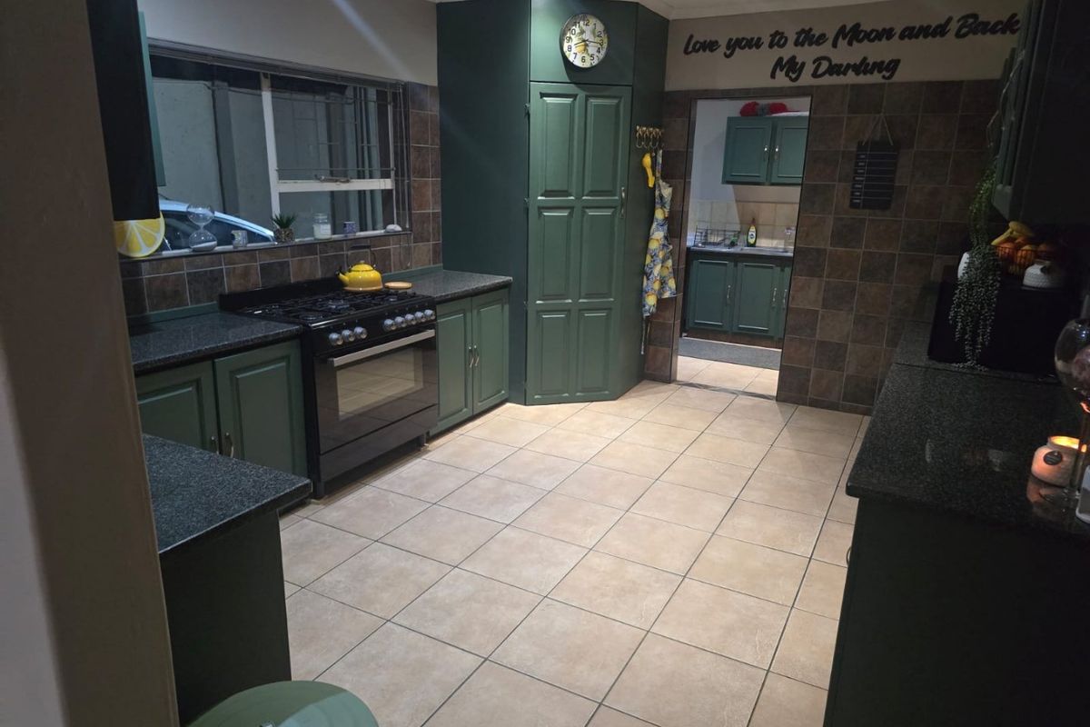 Pristine 4 Bedroom House in Sinoville - Photo 5