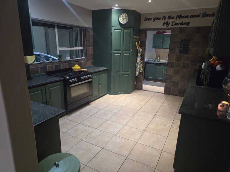 Pristine 4 Bedroom House in Sinoville - Photo 5