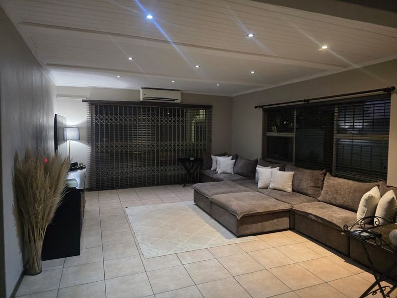 Pristine 4 Bedroom House in Sinoville - Photo 10