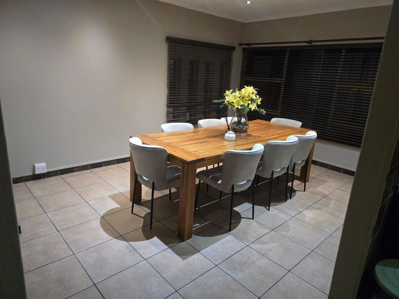 Pristine 4 Bedroom House in Sinoville - Photo 9