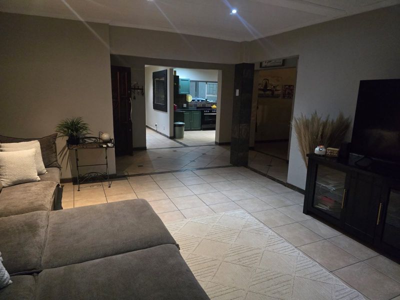 Pristine 4 Bedroom House in Sinoville - Photo 8