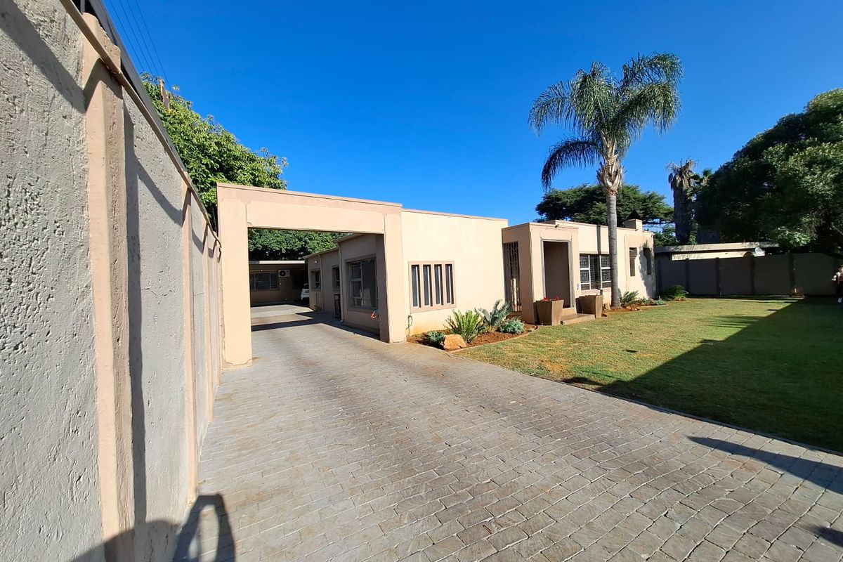 Pristine 4 Bedroom House in Sinoville - Photo 2