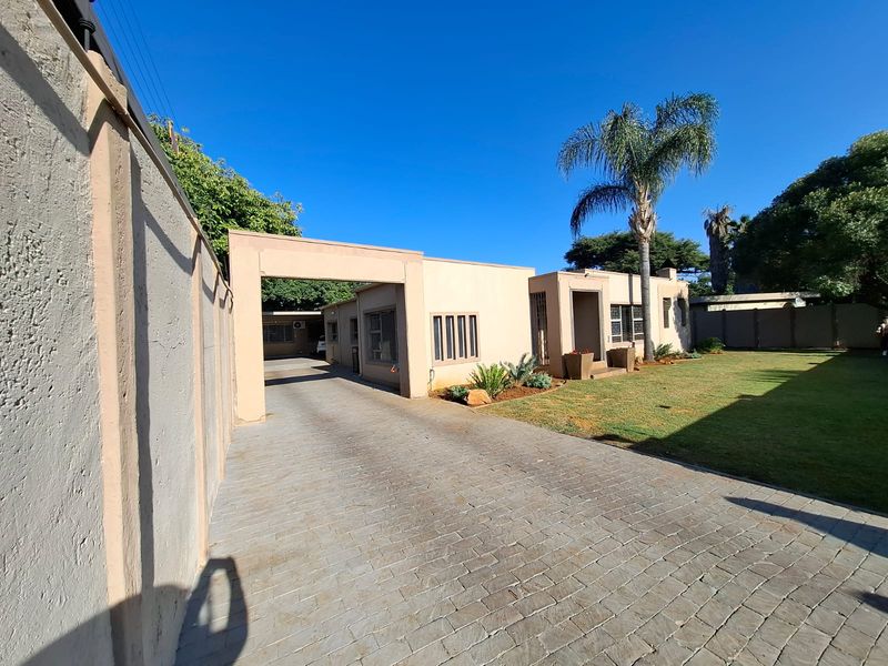 Pristine 4 Bedroom House in Sinoville - Photo 2