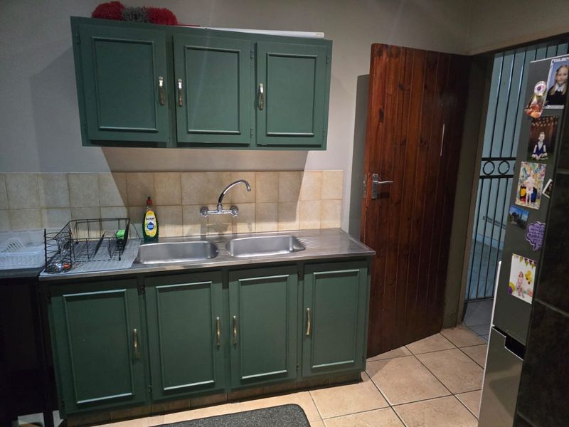 Pristine 4 Bedroom House in Sinoville - Photo 7