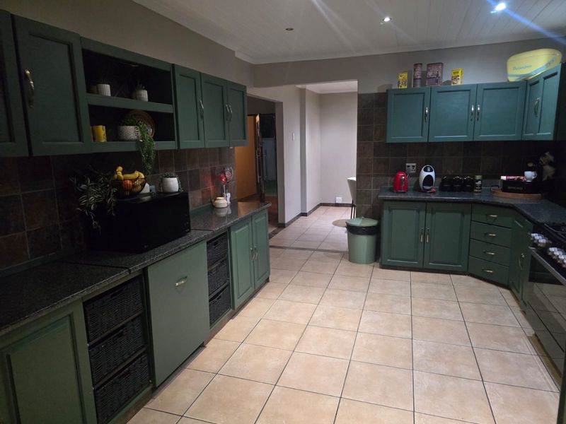 Pristine 4 Bedroom House in Sinoville - Photo 6
