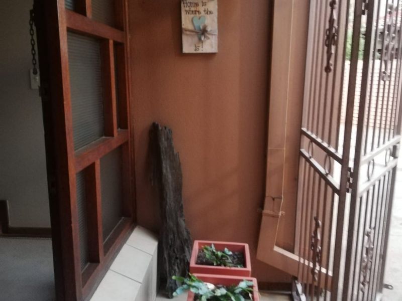 Townhouse For Sale In Vereeniging - Photo 2