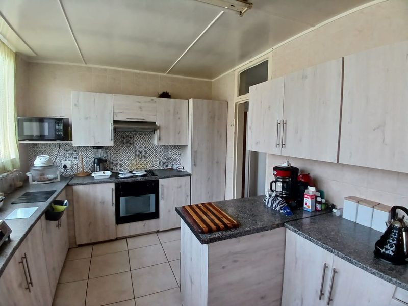 3 Bedroom family house for sale in Sasolburg walking distance to primary school and shopping center - Photo 2