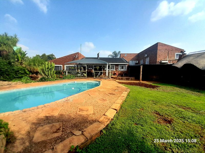 Two modern homes & income-generating farm shop - On tar road - NO Loadshedding - Photo 2