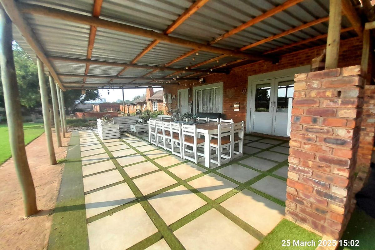 Two modern homes & farm shop - On tar road - NO Loadshedding - 7 BEDROOM, 5 BATHROOM - Photo 5