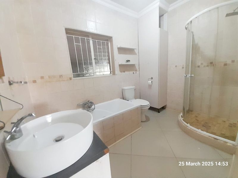 Two modern homes & farm shop - On tar road - NO Loadshedding - 7 BEDROOM, 5 BATHROOM - Photo 8