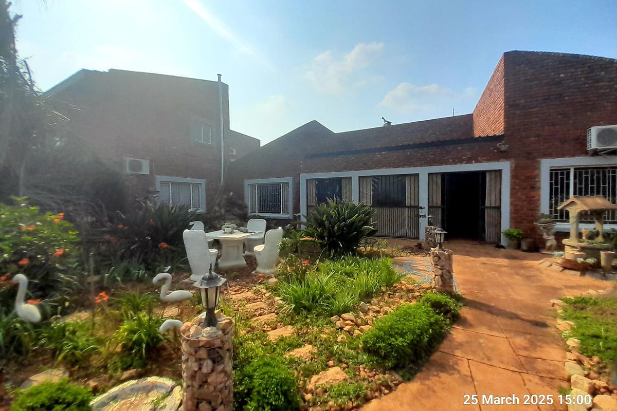 Two modern homes & farm shop - On tar road - NO Loadshedding - 7 BEDROOM, 5 BATHROOM - Photo 3