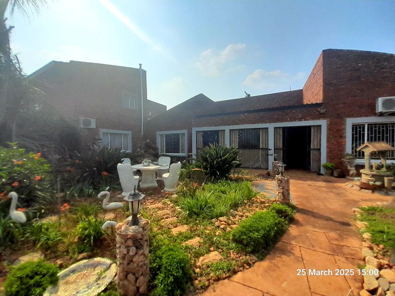 Two modern homes & income-generating farm shop - On tar road - NO Loadshedding - Photo 8