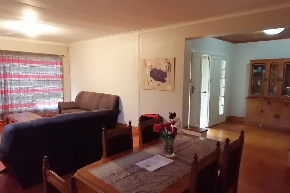 Spacious 3-Bedroom Home with Large Yard in Mosel, Uitenhage - Photo 4