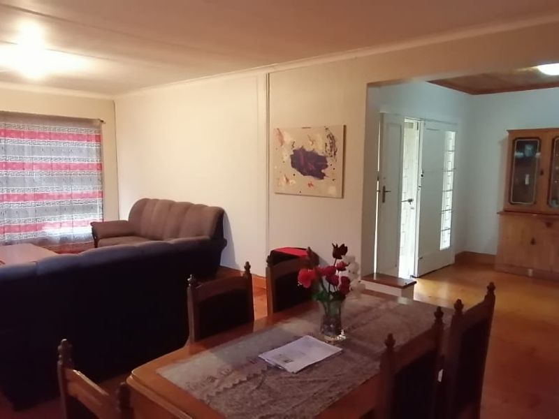 Spacious 3-Bedroom Home with Large Yard in Mosel, Uitenhage - Photo 4