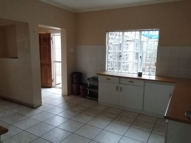 Spacious 3-Bedroom Home with Large Yard in Mosel, Uitenhage - Photo 10