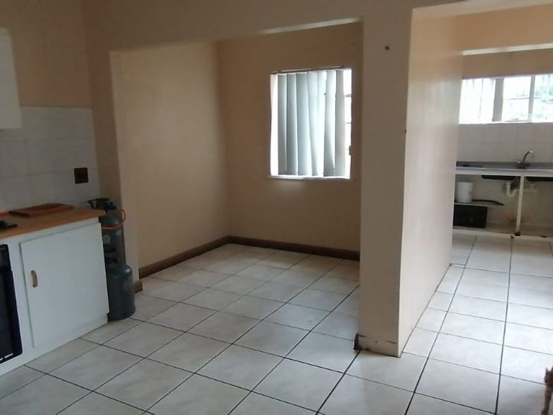 Spacious 3-Bedroom Home with Large Yard in Mosel, Uitenhage - Photo 9