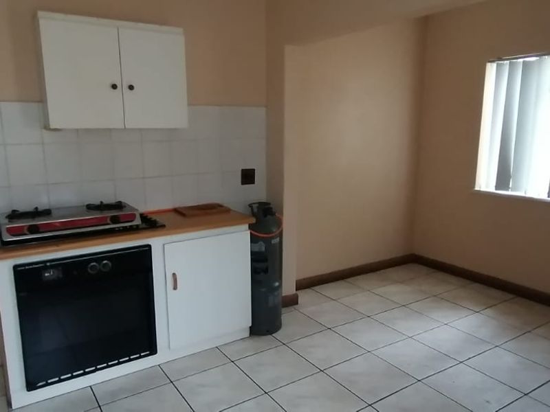 Spacious 3-Bedroom Home with Large Yard in Mosel, Uitenhage - Photo 8