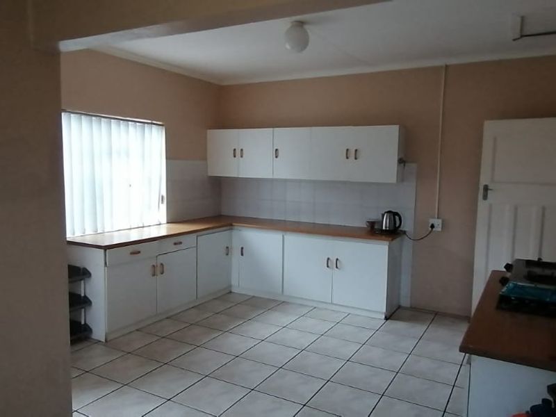 Spacious 3-Bedroom Home with Large Yard in Mosel, Uitenhage - Photo 7