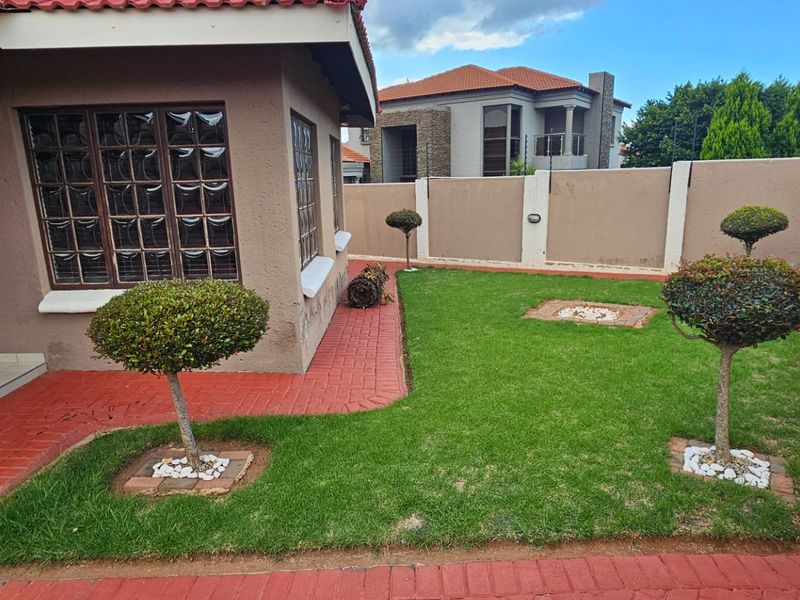 4 bedroom Family Home in Prestigious Security Estate – Prime Location in Polokwane - Photo 2