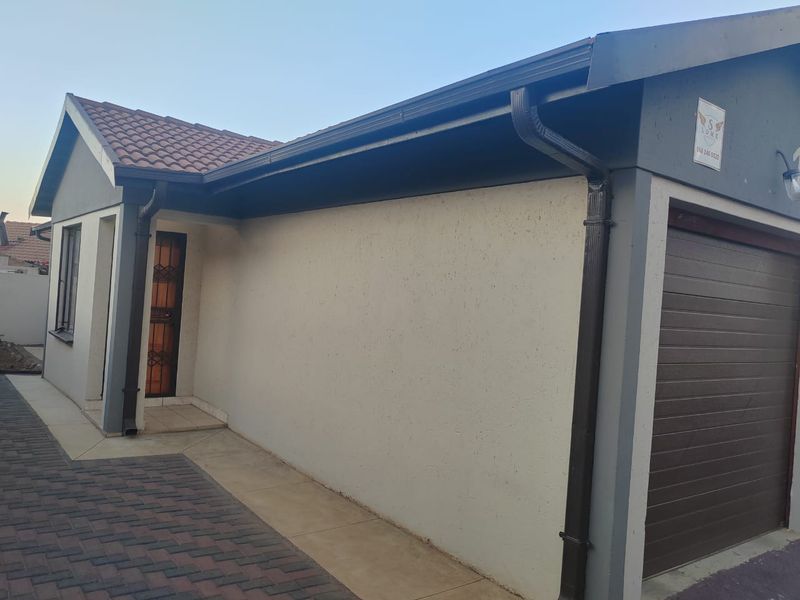 Neat 3 bedroom property in Leachville Ext 2 - Photo 4
