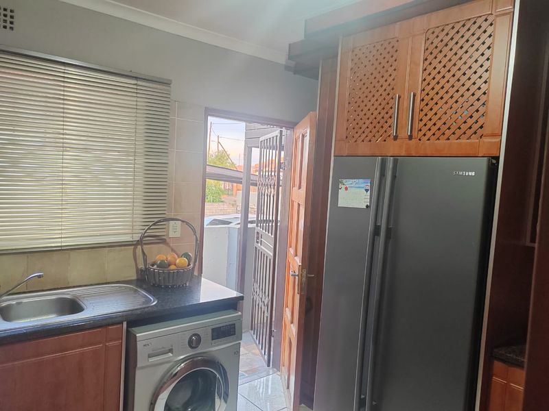 Neat 3 bedroom property in Leachville Ext 2 - Photo 8