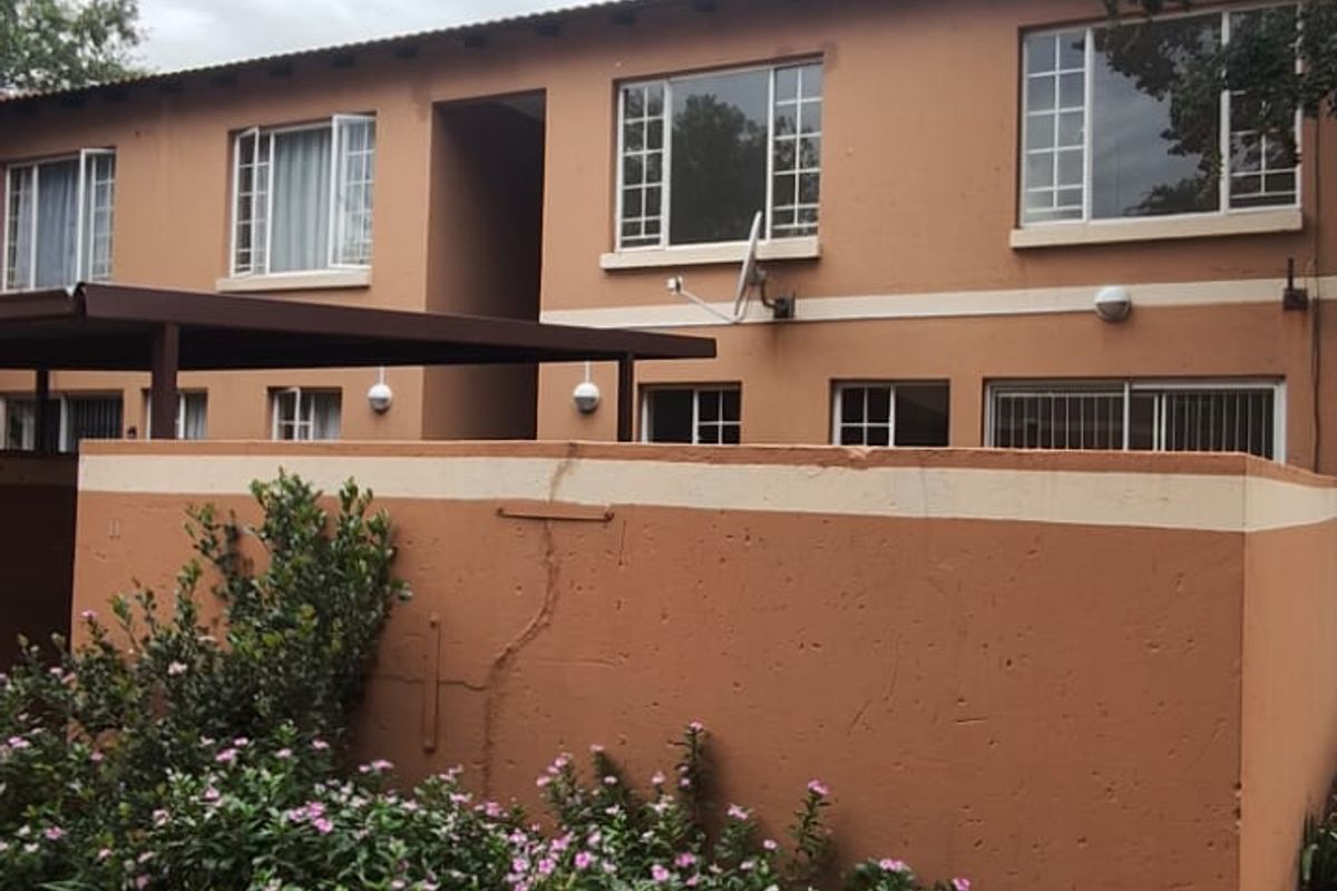 BARGAIN... PET FRIENDLY TOWNHOUSE VAALPARK!! - Photo 5