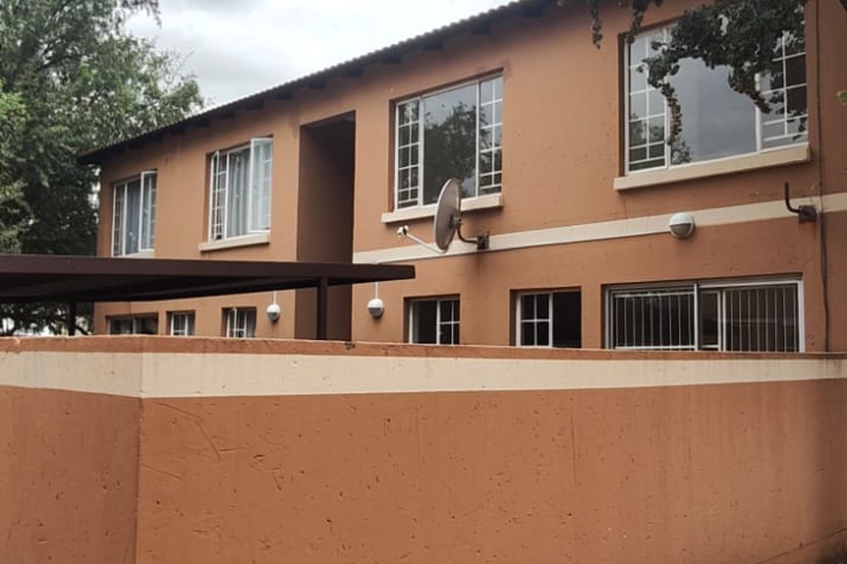 BARGAIN... PET FRIENDLY TOWNHOUSE VAALPARK!! - Photo 2