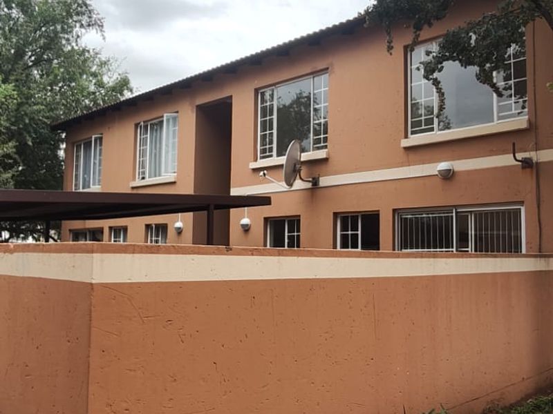 BARGAIN... PET FRIENDLY TOWNHOUSE VAALPARK!! - Photo 2