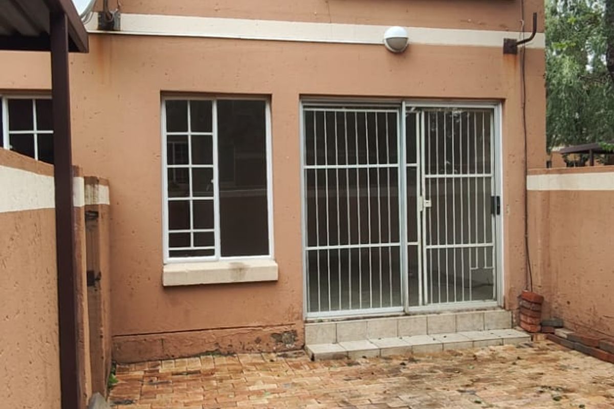 BARGAIN... PET FRIENDLY TOWNHOUSE VAALPARK!! - Photo 3