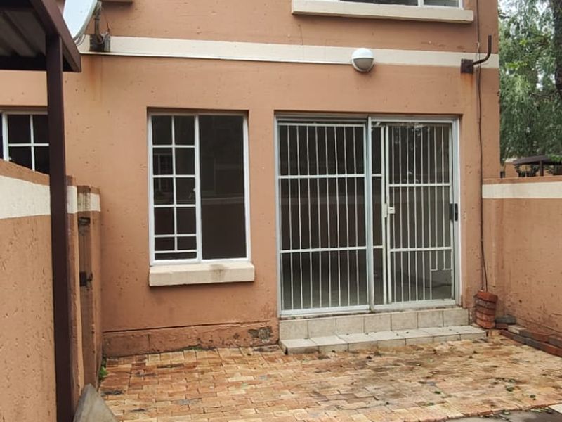 BARGAIN... PET FRIENDLY TOWNHOUSE VAALPARK!! - Photo 3