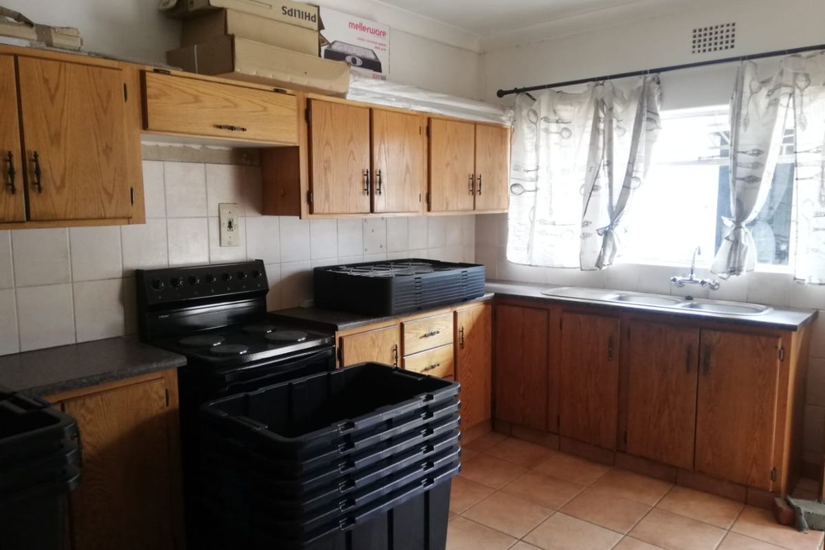 Well Kept 3 Bedroom Family home with Warehouse on the premises. - Photo 4