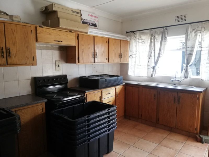 Well Kept 3 Bedroom Family home with Warehouse on the premises. - Photo 4