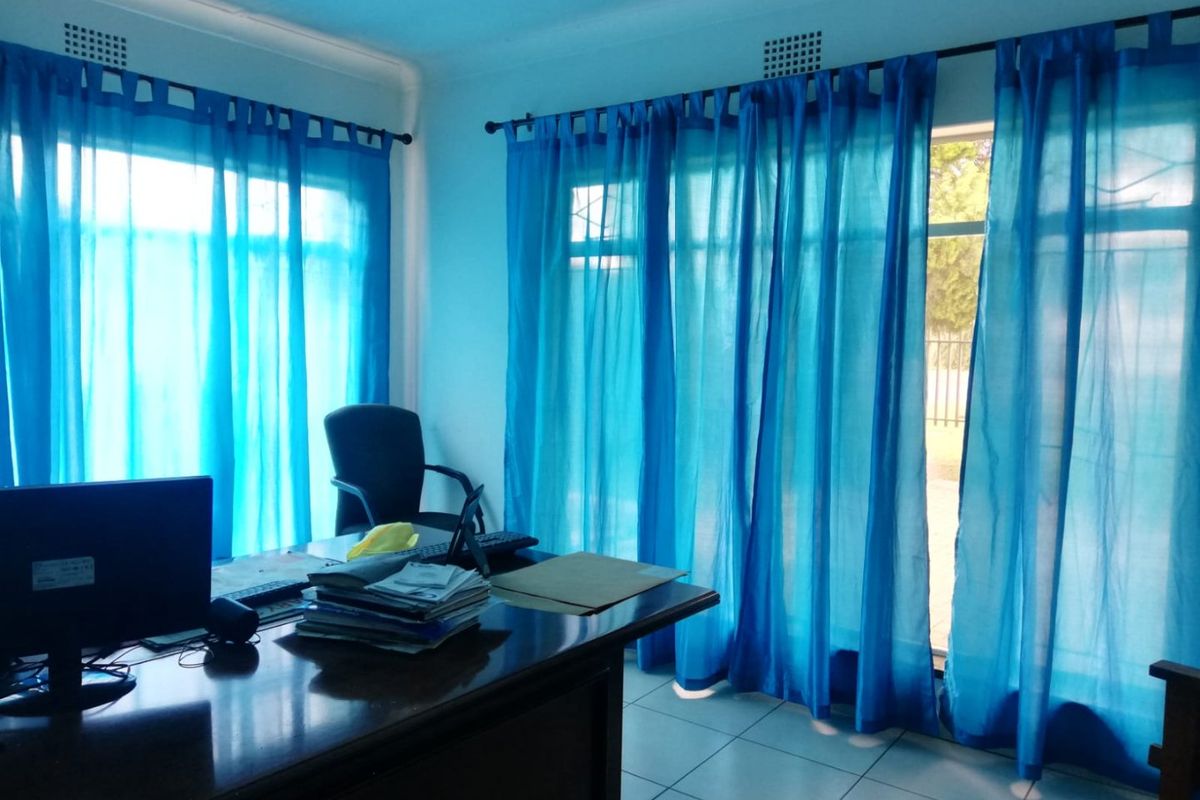 Well Kept 3 Bedroom Family home with Warehouse on the premises. - Photo 5