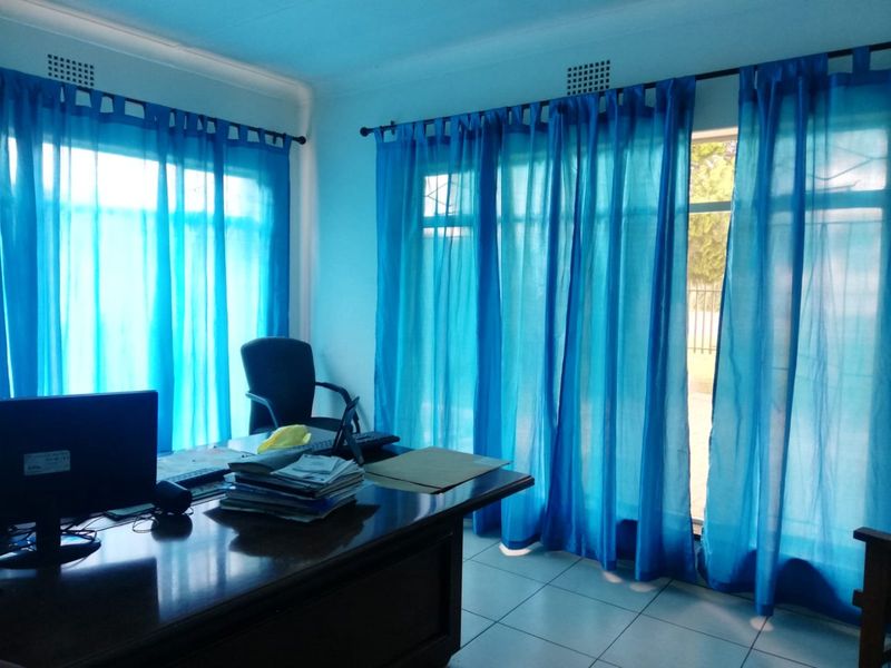 Well Kept 3 Bedroom Family home with Warehouse on the premises. - Photo 5